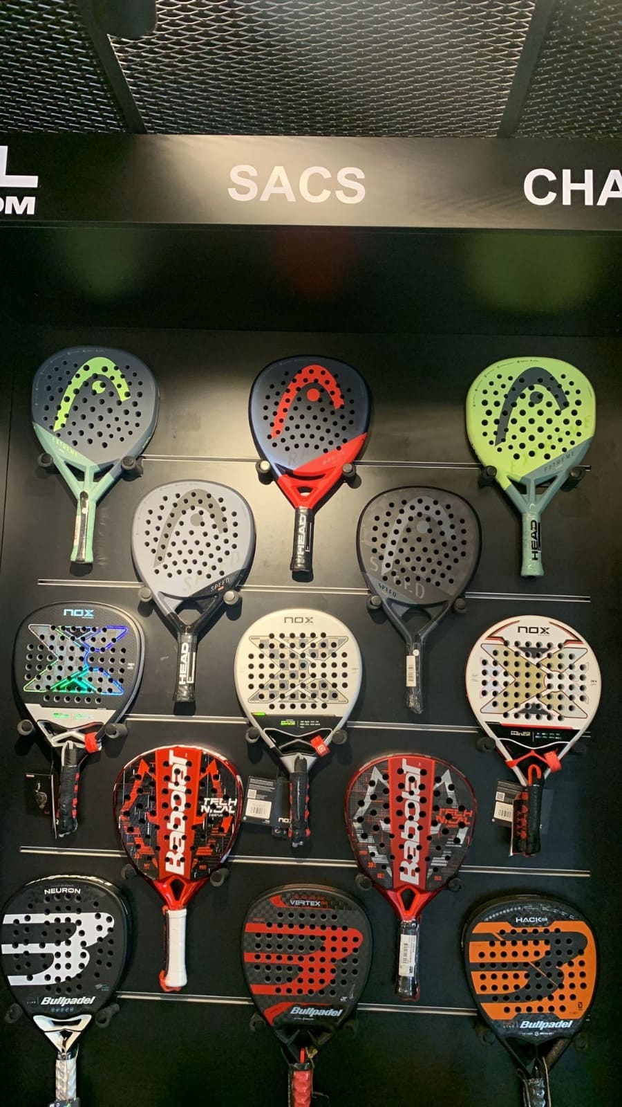 Raquettes sur un mur